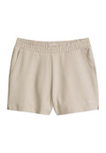 Beige Freizeit-Shorts mit elastischem Bund, Seitentaschen und kleinem weißen "Marc O'Polo"-Logo am unteren linken Bein.