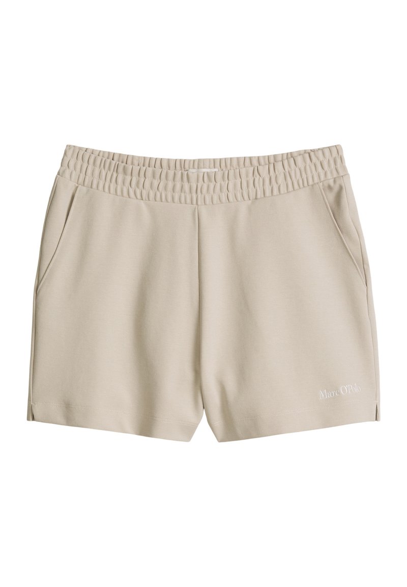 Beige Freizeit-Shorts mit elastischem Bund, Seitentaschen und kleinem weißen "Marc O'Polo"-Logo am unteren linken Bein.
