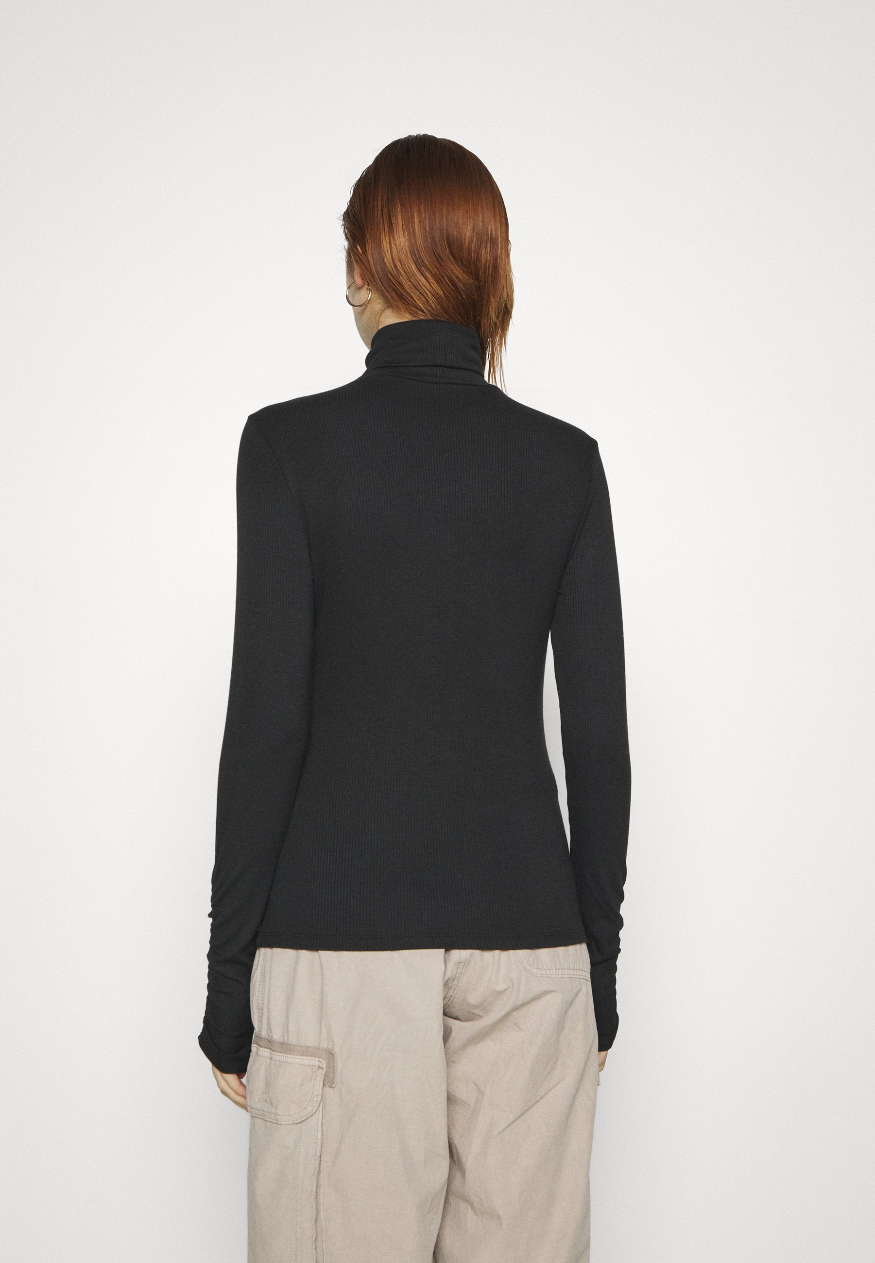 Levi's® RUCHED TURTLENECK