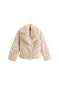 Beige Kunstfelljacke mit breitem Kragen und langen Ärmeln, vor einem weißen Hintergrund präsentiert.