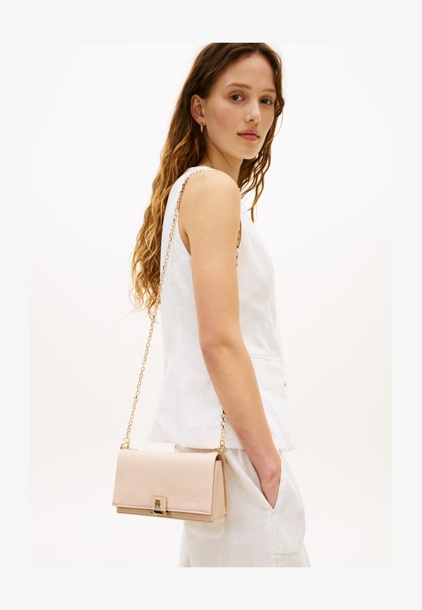 Tommy Hilfiger HER CHAIN CROSSOVER - Cross body bag - misty blush