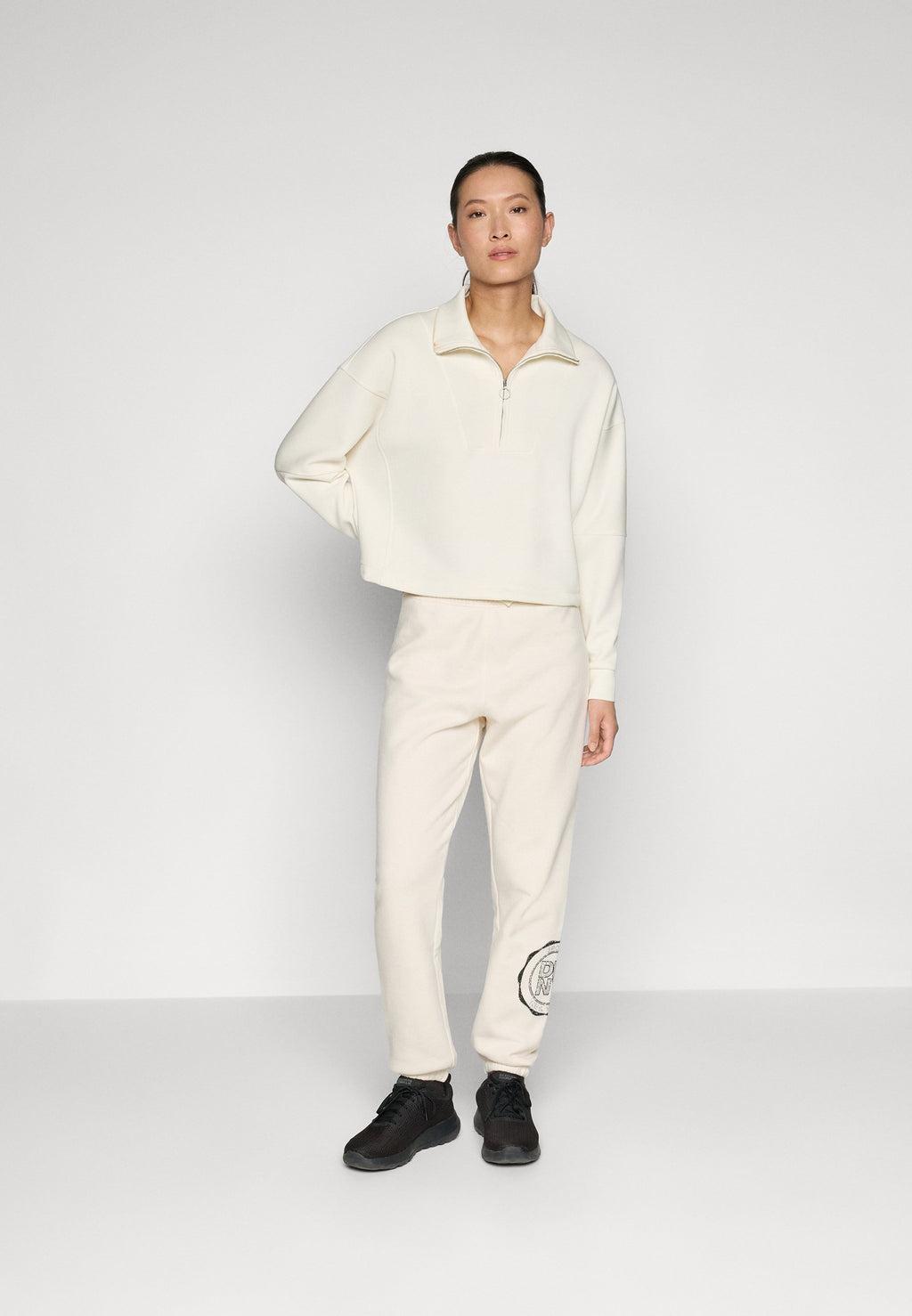 DKNY MEDALLION LOGO SMOCKED RELAXED SWEATPANT