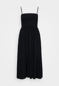 Schwarzes Maxikleid mit verstellbaren Spaghetti-Trägern, gerafftem Oberteil, weitem Rock und weichem Stoff für eine fließende Silhouette.