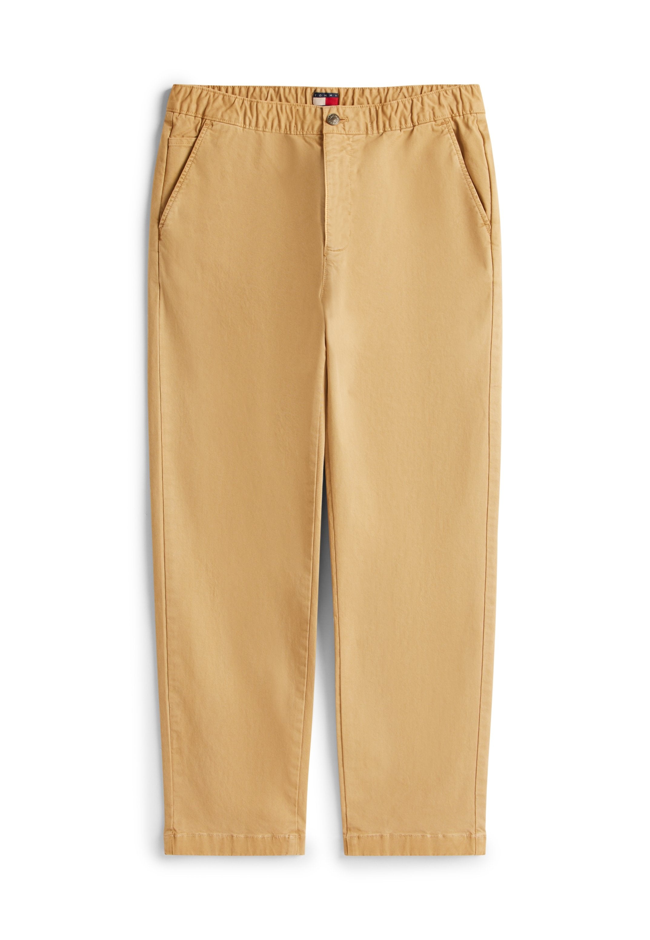 Beige Freizeithose mit elastischem Bund, vorderem Knopf und Reißverschluss sowie Seitentaschen, flach auf weißem Hintergrund liegend.
