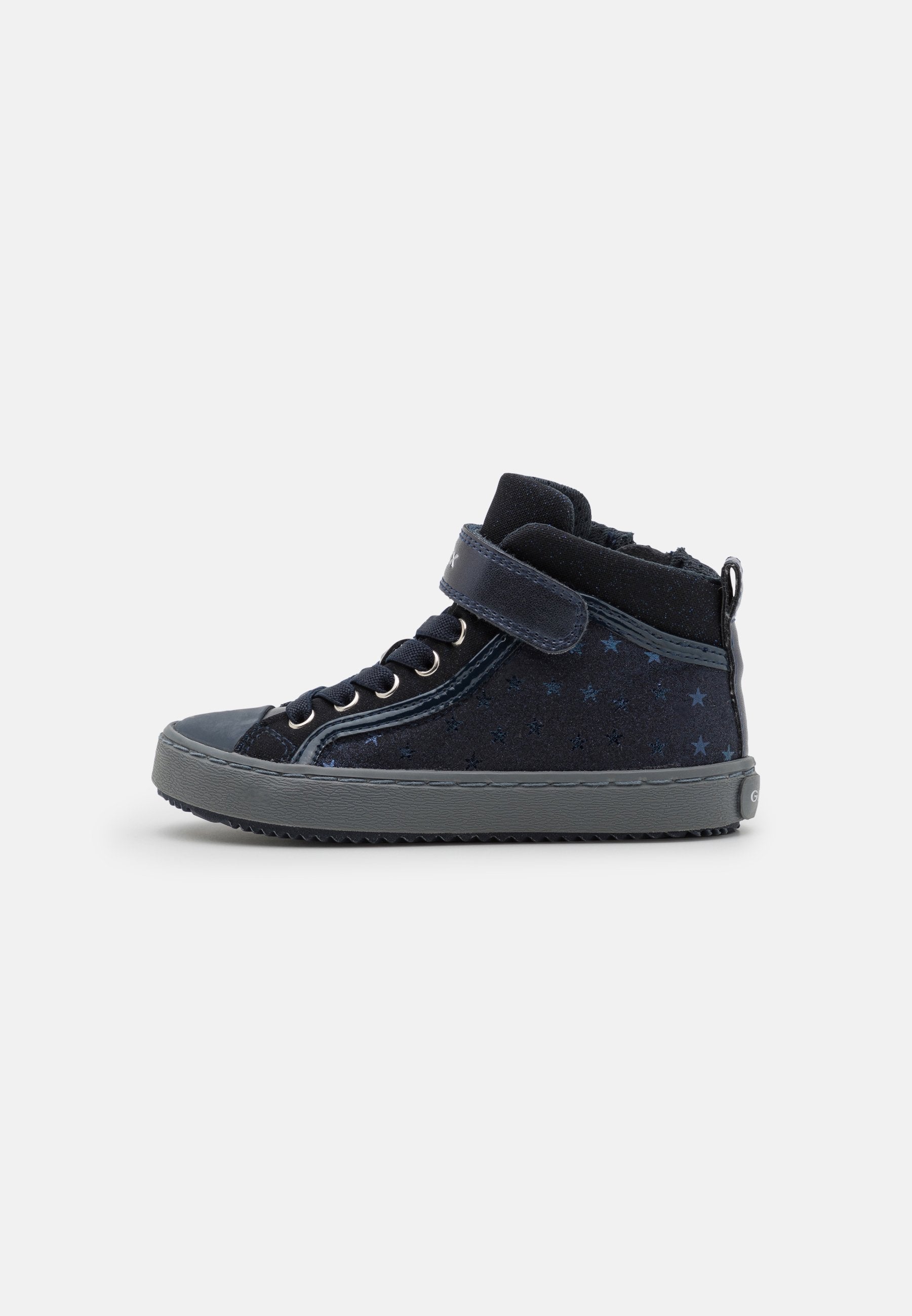 Helle hoch geschnittene Sneaker aus dunkelblauem Wildleder mit Sternmustern, einem Klettverschluss, einem schnürbaren Vorderteil und einer grauen Gummisohle mit strukturierten Details.