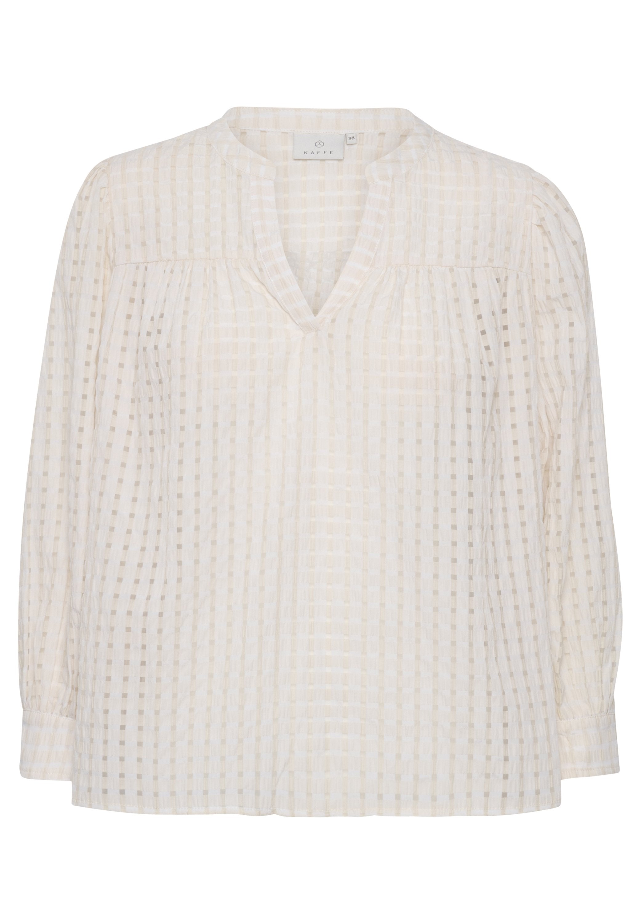 Leichte, cremefarbene Bluse mit V-Ausschnitt, langen puffärmel, karierter Textur und dezentem Streifenmuster. 
