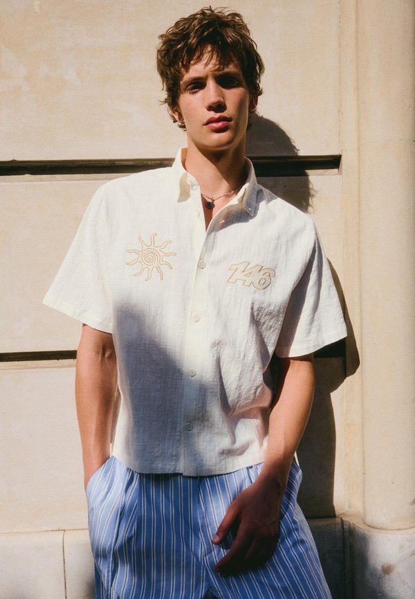 Bershka EMBROIDERED BOXY FIT SHORT SLEEVE SHIRT - Shirt - white