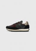 Schwarzer, burgunderroter und beiger Sneaker mit strukturiertem Sohlen, Stoff- und Wildlederpaneelen sowie Markendetails an der Seite und am Fersenkragen.