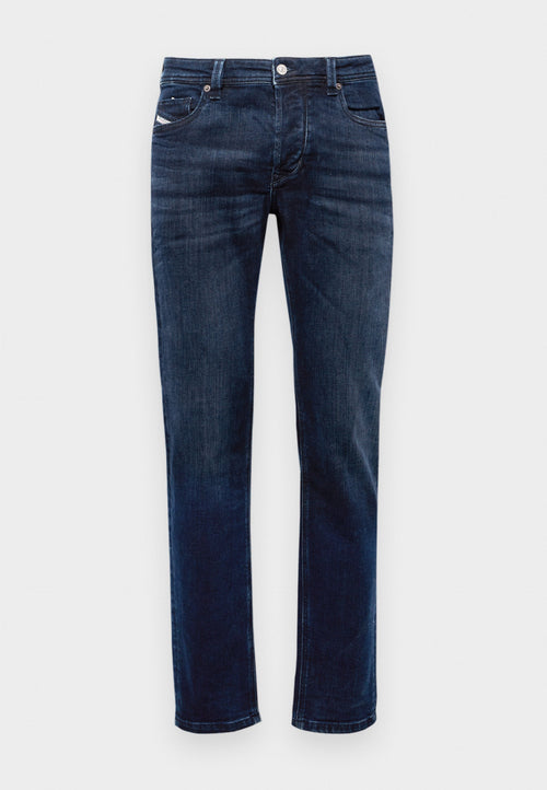 Dunkelblaue Jeans aus Denim mit geradem Bein, ausgestattet mit einem Reißverschluss, einem Five-Pocket-Design und dezenten Stichdetails. Glatte Textur.
