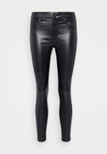 Schwarze, hochtaillierte Jeans aus glänzendem, glattem Material. Verfügt über fünf Taschen und einen klassischen Knopf- und Reißverschluss.