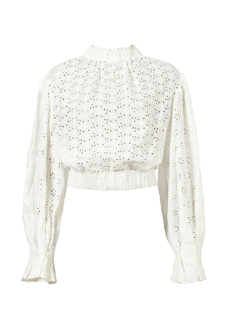 Weiße, verkürzte Bluse aus strukturiertem Eyelet-Stoff, mit hohem Kragen, langen puffärmel mit elastischen Bündchen und schmalem Saum.