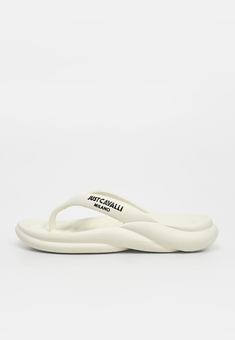 Weißes Riemchensandal mit dicker, konturierter Sohle und "JUST CAVALLI MILANO" Aufdruck auf dem Riemen, seitlich auf weißem Hintergrund dargestellt.