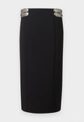 Schwarze Bleistifthose mit hoher Taille, verziert mit silbernen, kreisförmigen Metallverzierungen an beiden Seiten des Taillenbundes.