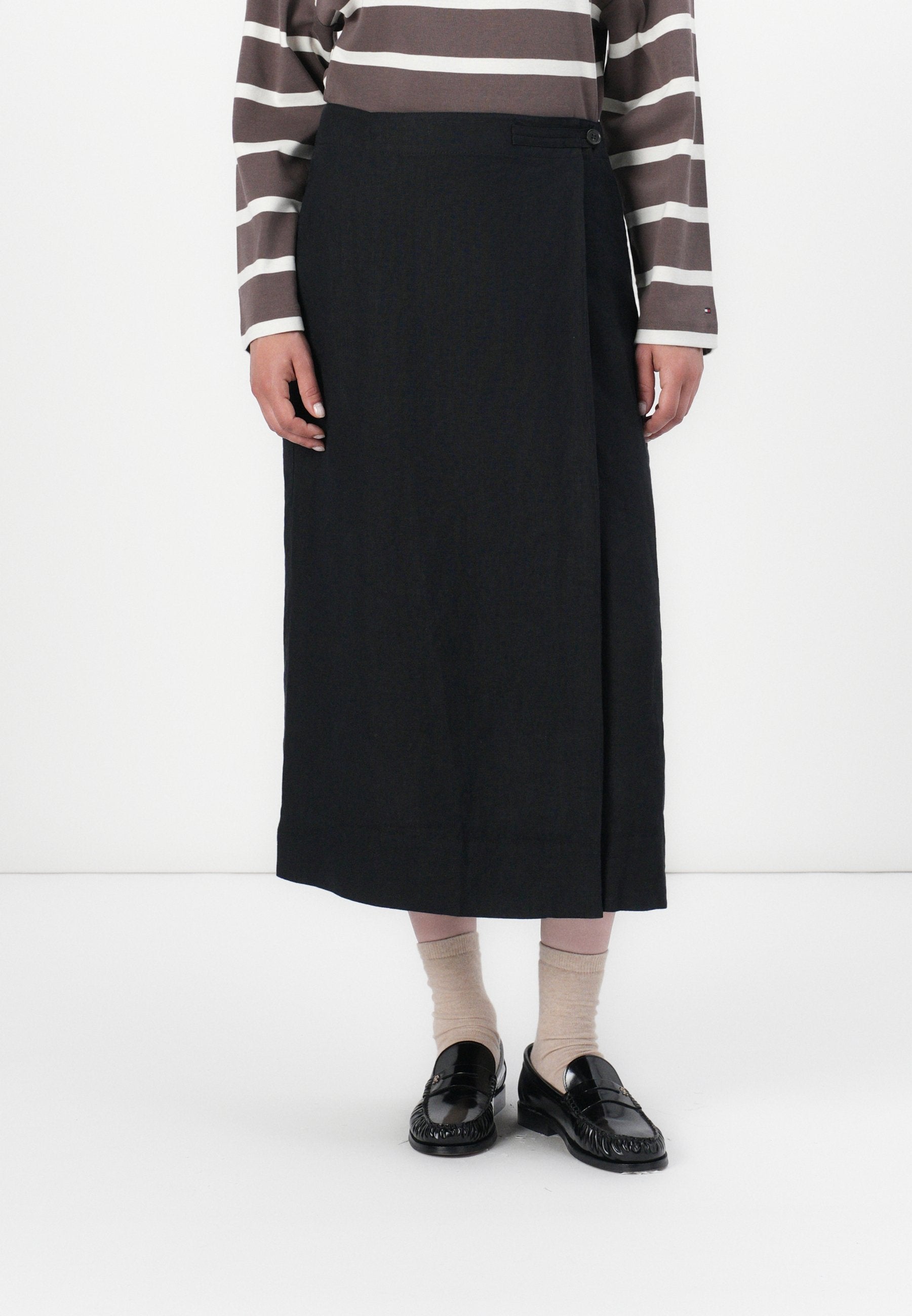 KNEE WRAP SKIRT Media 3