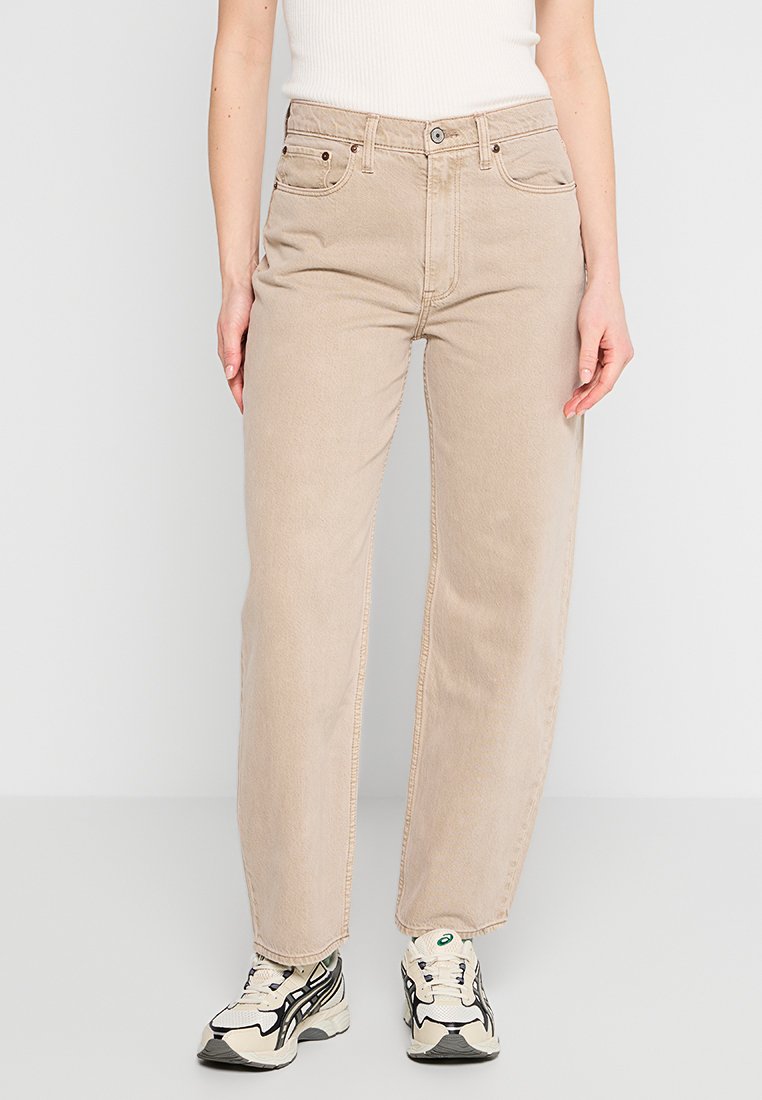 Beige High-Waist-Jeans mit geradem Bein, ausgestattet mit einem Knopfverschluss vorne, fünf Taschen und dezenten Stickdetails.