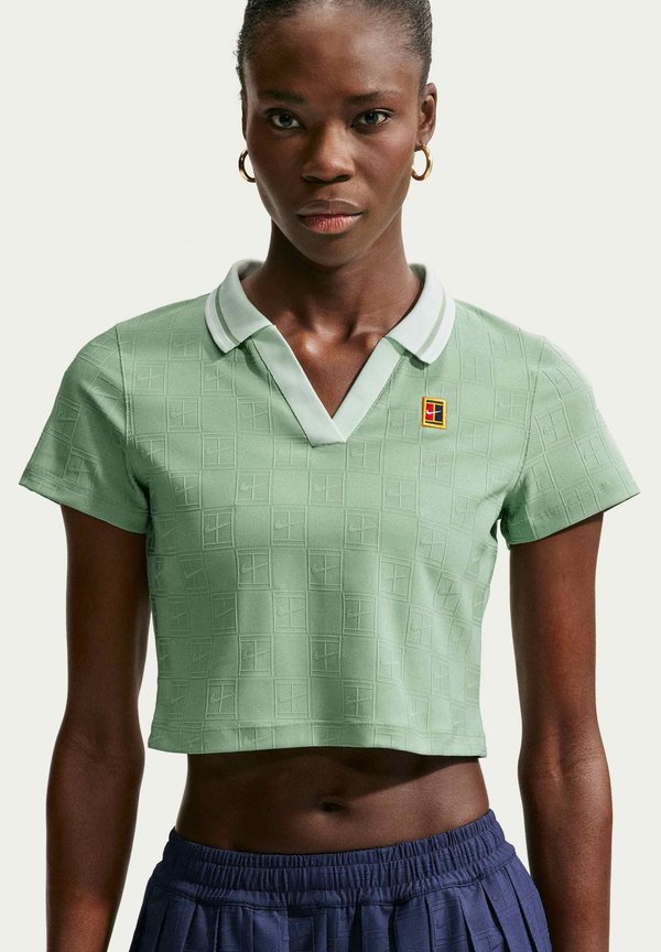 Nike Performance NIKECOURT CROP POLO HERITAGE - Polo shirt - steam/barely green