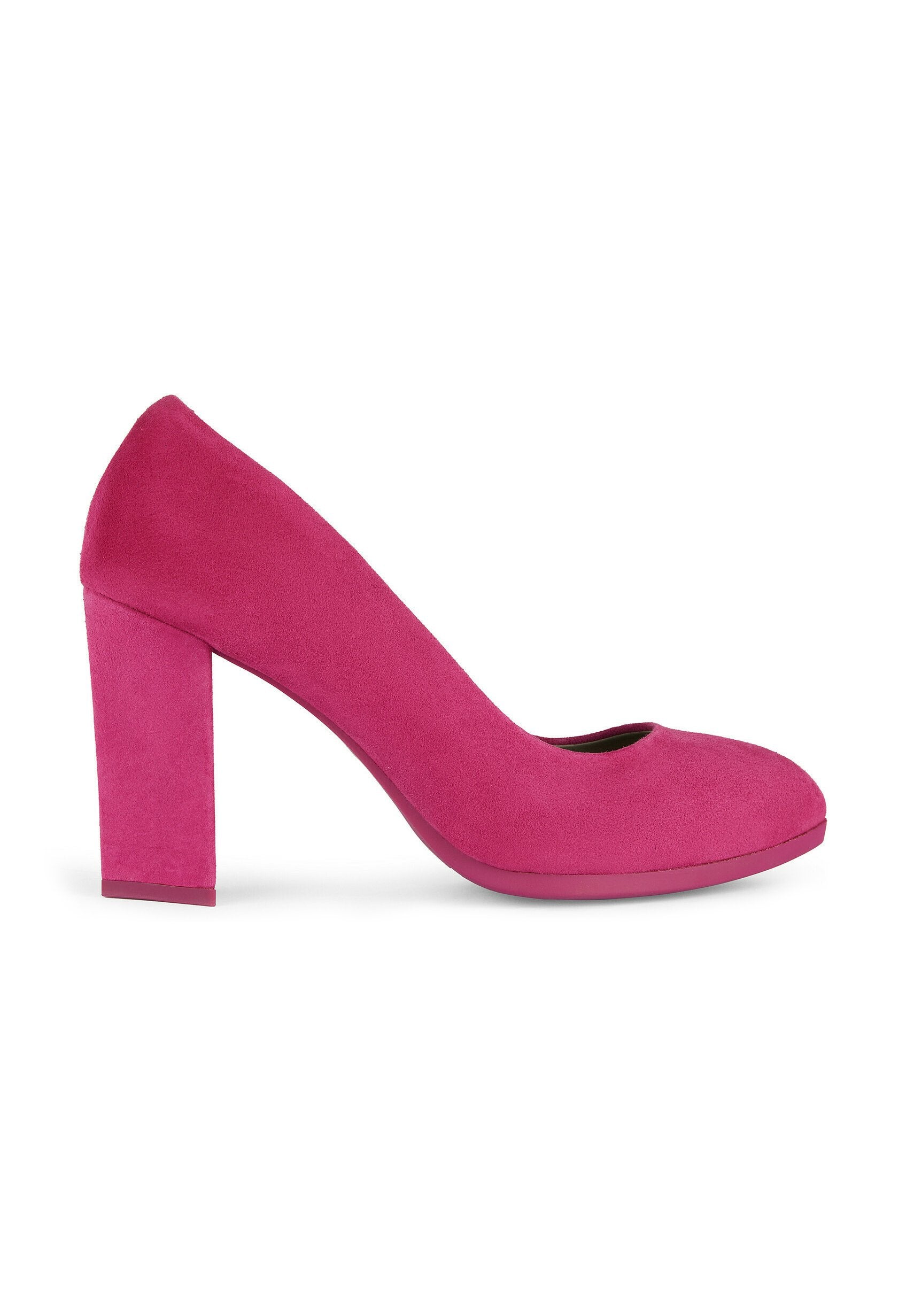 Fuchsiasuede High Heels mit runder Zehenform und klobigem Blockabsatz. Glatte Textur und minimalistische Designelemente.