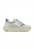 Hellegraue und blaue Sneaker, die eine Mischung aus glatten und Wildledertexturen aufweisen, mit einer dicken, skulptierten Sohle und kontrastierenden Schnürdetail.