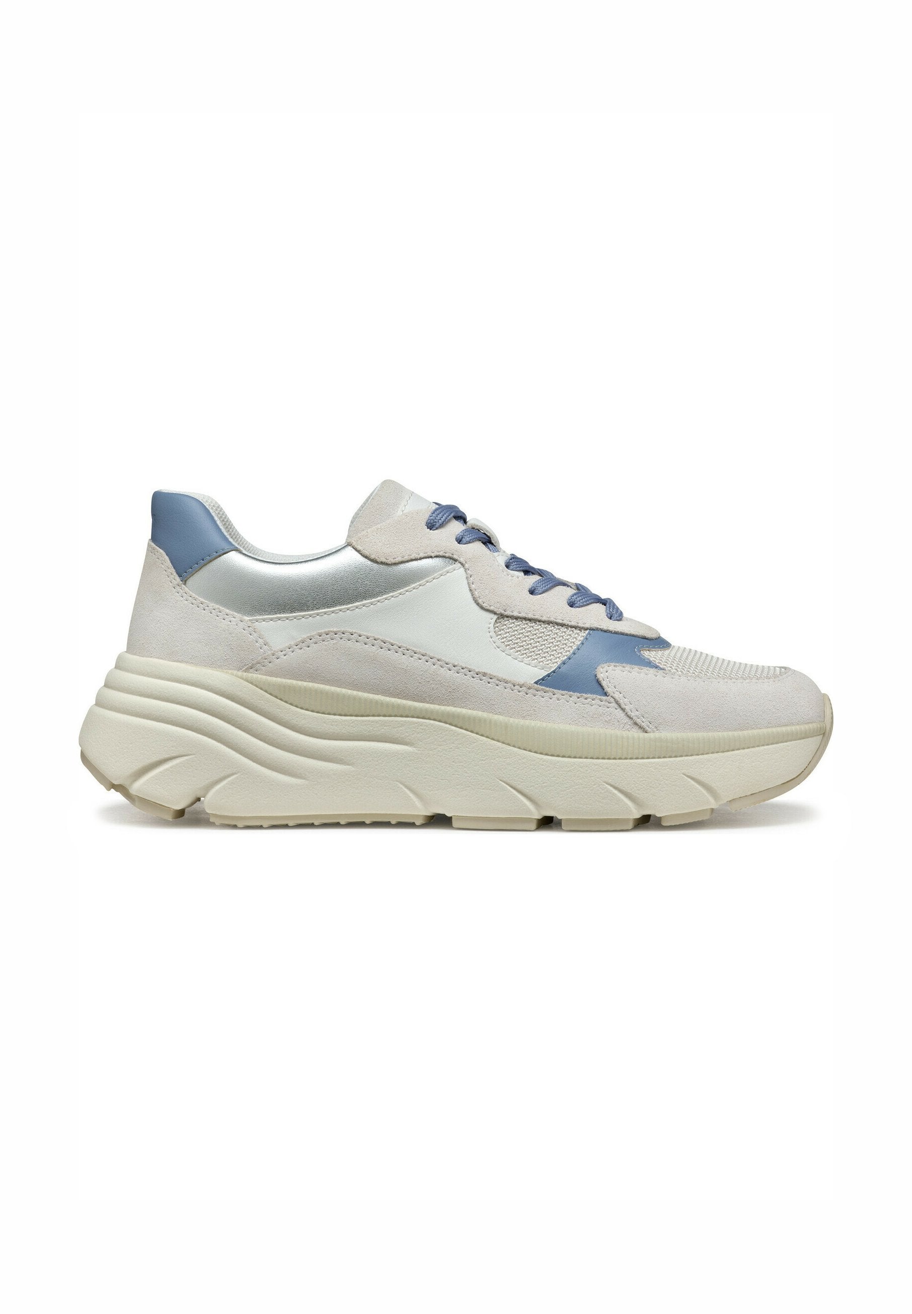 Hellegraue und blaue Sneaker, die eine Mischung aus glatten und Wildledertexturen aufweisen, mit einer dicken, skulptierten Sohle und kontrastierenden Schnürdetail.
