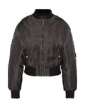 Schwarze Bomberjacke mit Frontreißverschluss, geripptem Kragen, Bündchen und Saum, zwei schrägen Fronttaschen mit Druckknöpfen und einer Ärmeltasche.