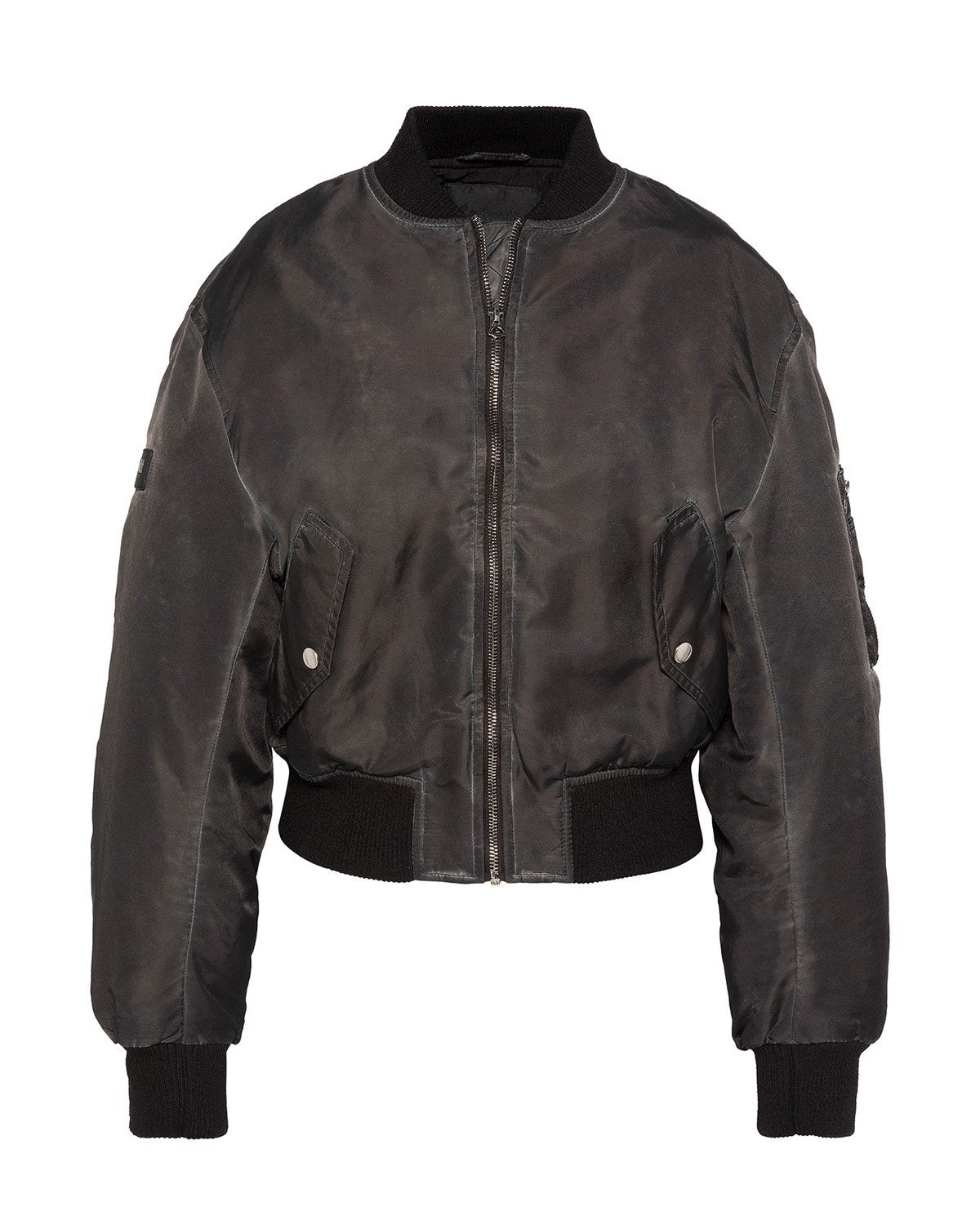 Schwarze Bomberjacke mit Frontreißverschluss, geripptem Kragen, Bündchen und Saum, zwei schrägen Fronttaschen mit Druckknöpfen und einer Ärmeltasche.