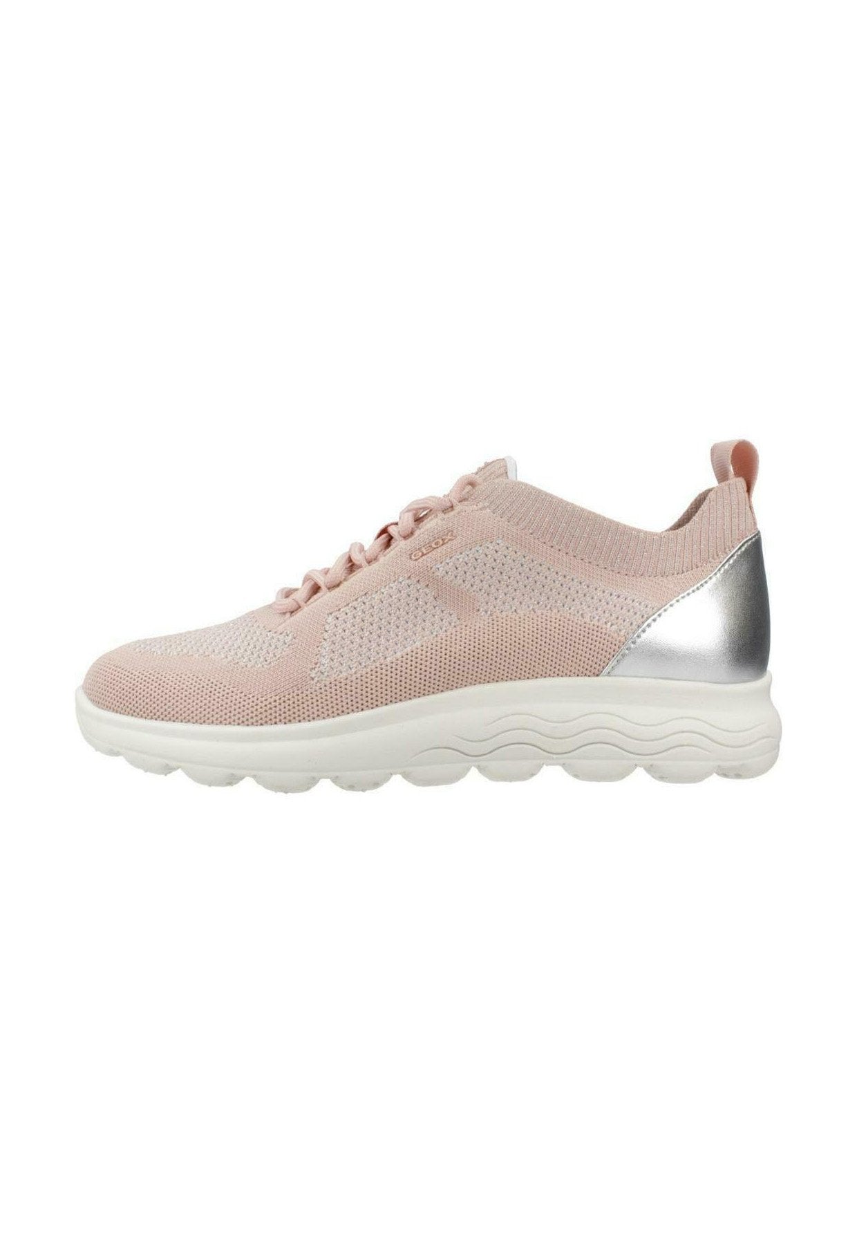 Helle rosa Mesh-Sneaker mit silbernen Akzenten, runder Zehenpartie und gepolsteter weißer Sohle, ausgestattet mit einer Zuglasche an der Ferse und strukturiertem Design.
