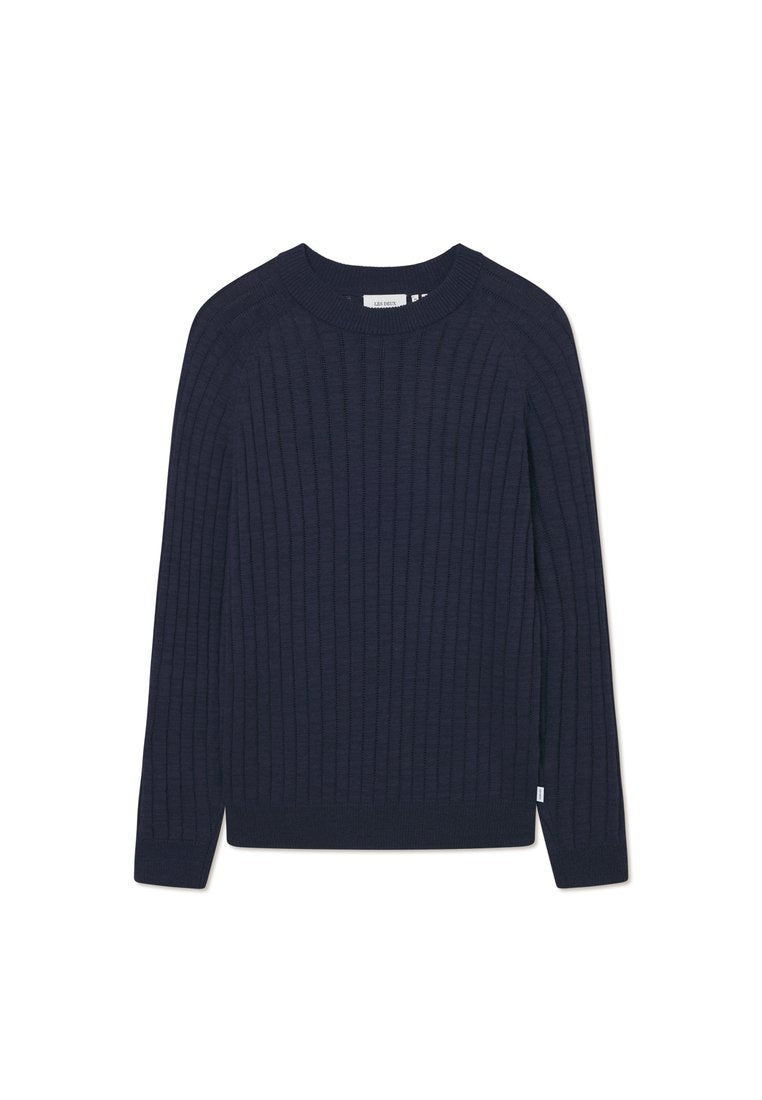 Navyblauer, gestrickter Pullover mit gerippter Textur, Rundhalsausschnitt und langen Ärmeln. Verfügt über ein kleines Etikett am Saum.