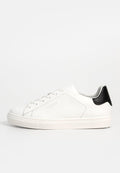 Weiße Leder-Sneaker mit einem schwarzen Akzent an der Ferse. Mit abgerundetem Zehenbereich, flacher weißer Sohle und einfarbigen Schnürsenkeln. Minimale Markenkennzeichnung vorhanden.