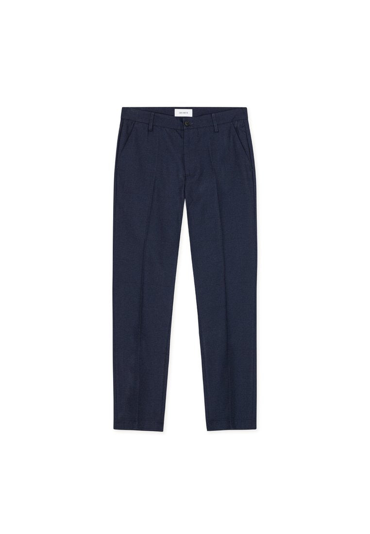 Marineblaue, maßgeschneiderte Hose aus strukturiertem Stoff mit flachem Vorderteil, zwei seitlichen Taschen und Reißverschluss mit Knopfverschluss.