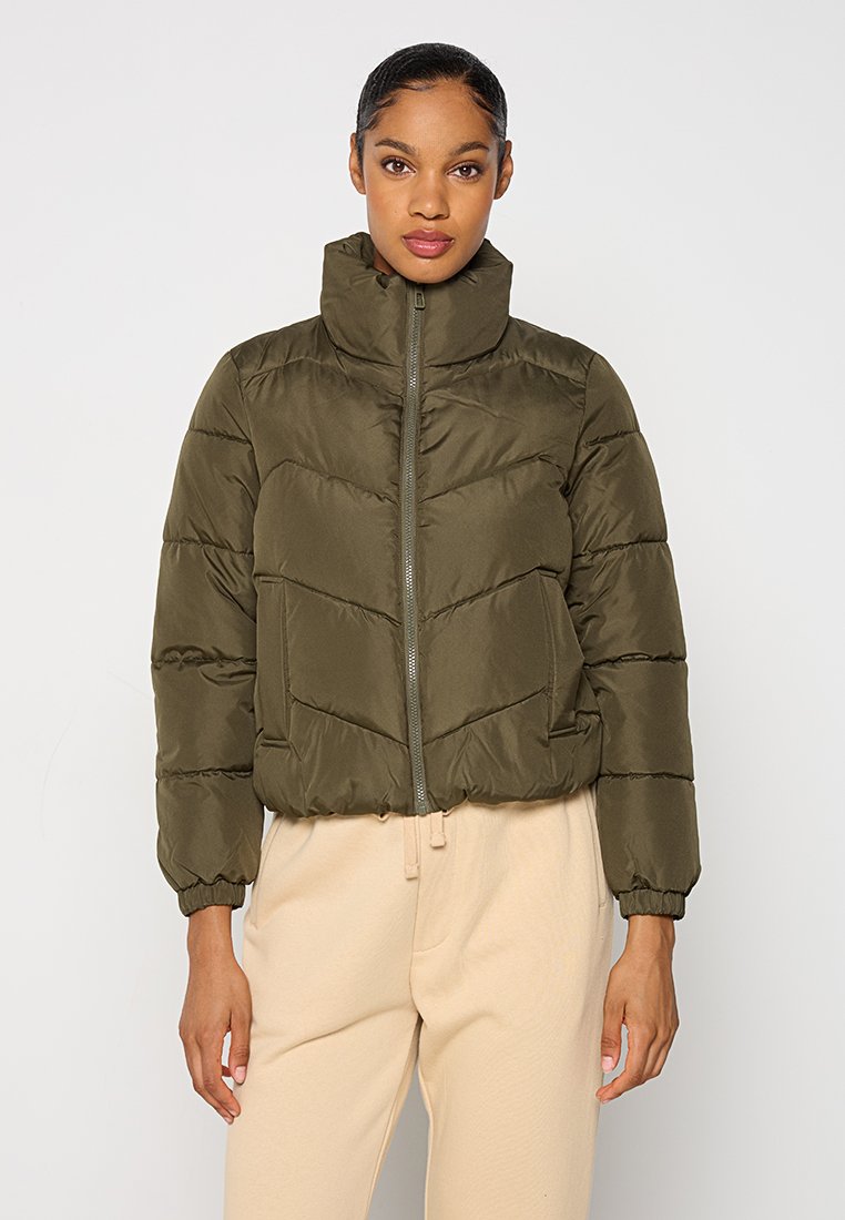 Olivgrüne Daunenjacke mit hohem Kragen, Reißverschluss und Zickzacksteppung. Verfügt über elastische Bündchen und einen elastischen Saum. Glatte, glänzende Textur.