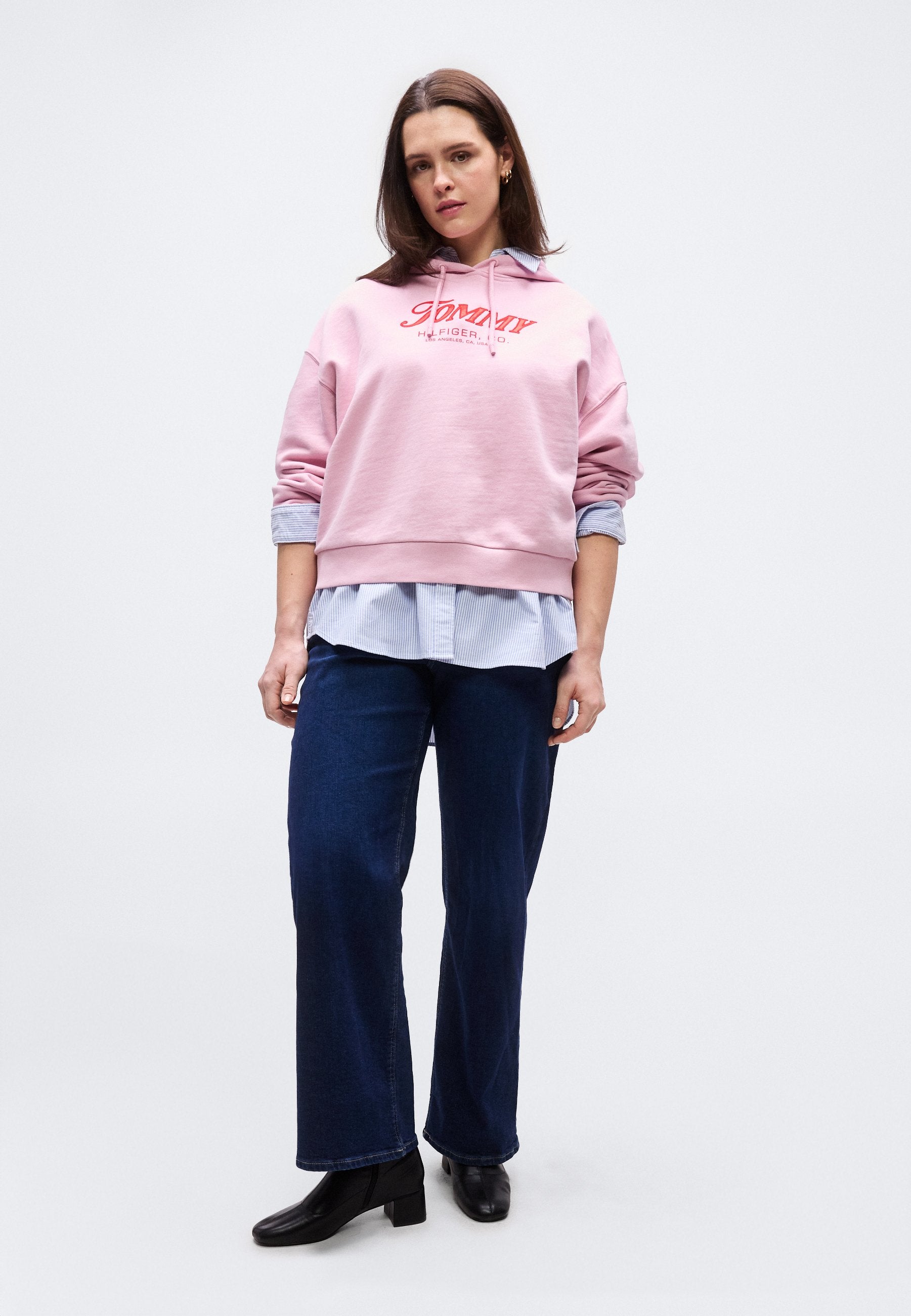 CURVE TEXTURED LOGO RELAXED DRAWSTRING HOODY Media 2