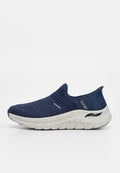 Marineblaue Slip-On-Sneaker mit atmungsaktivem Strickobermaterial, weiß gesprenkelter Sohle und Arch Fit-Dämpfung, als wasserdicht und Skechers Slip-Ins gekennzeichnet.