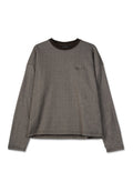 Grauer langärmeliger Pullover mit gerippter Textur, braunem Rundhalsausschnitt und dezentem Logo auf der Brust. Mit überschnittenen Schultern und lockerer Passform.