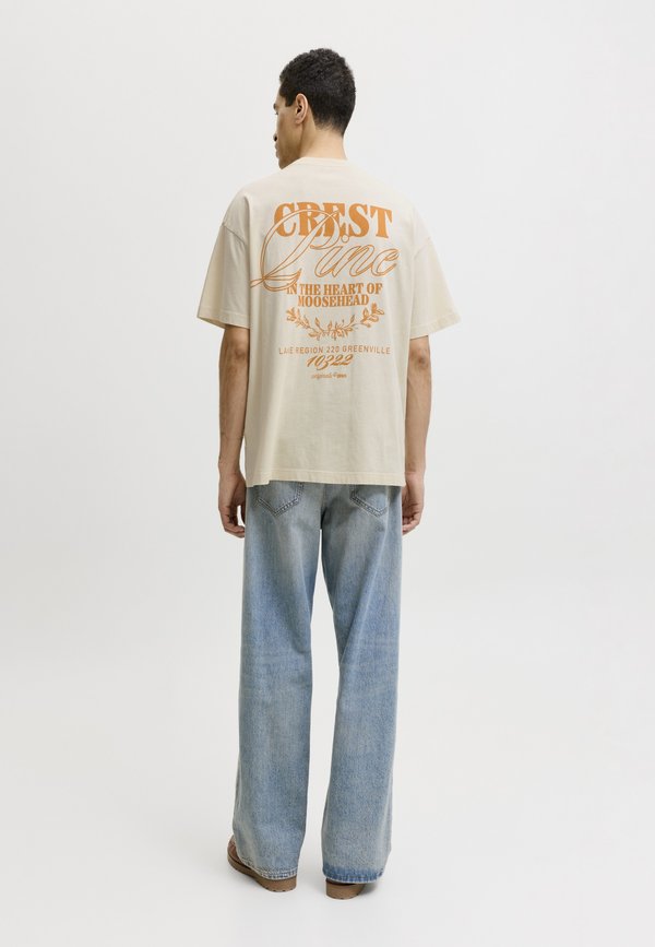 Jack & Jones JORMAINE BACK TEE CREW NECK - Print T-shirt - antique white