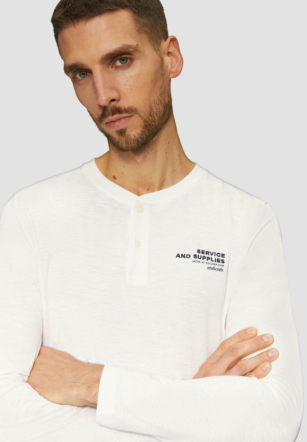 s.Oliver MIT HENLEY AUSSCHNITT