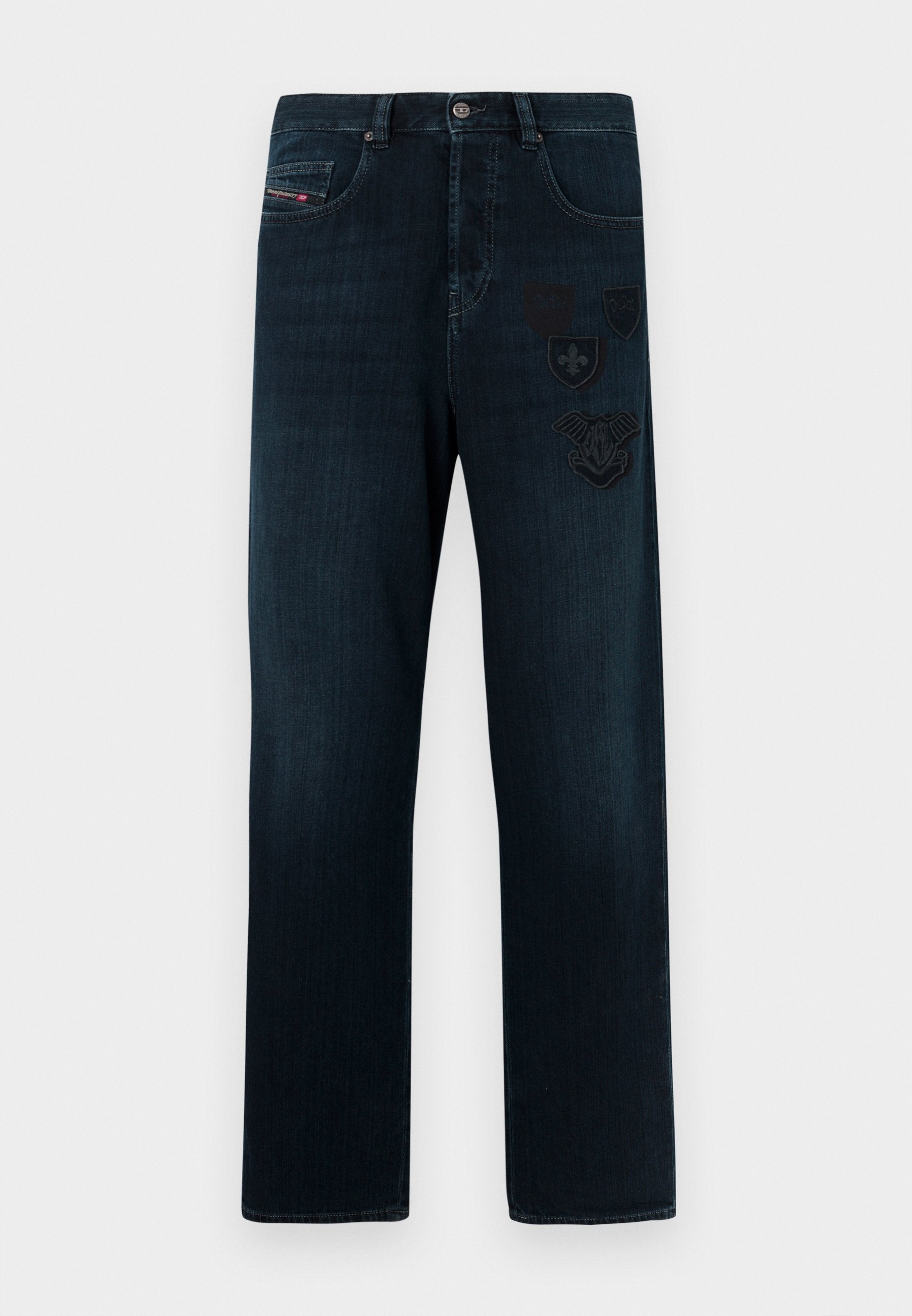 Dunkle Denim-Jeans mit geradem Bein und dezentem Farbverlauf, versehen mit dekorativen Applikationen in Schwarz, blauen Nähten und Vorderseitentaschen.