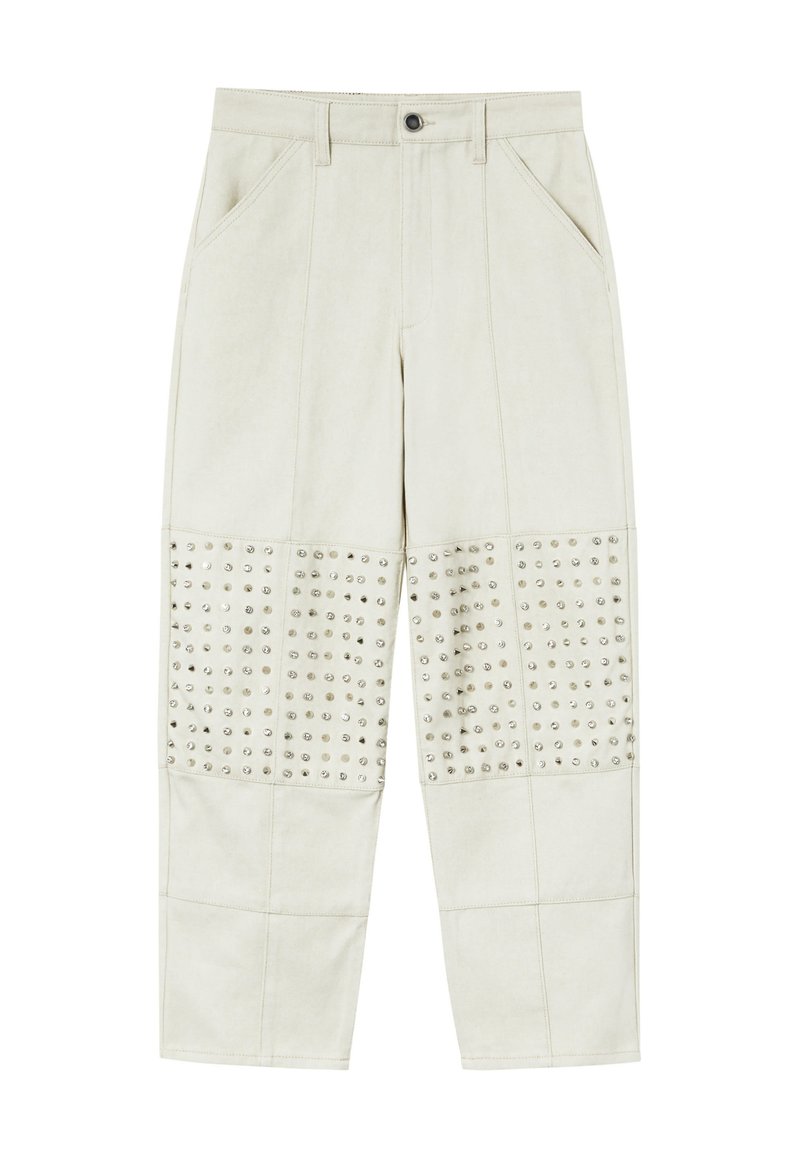 Helle beige Hosen mit einer glatten Textur, die an den unteren Vorderpaneelen silberne Nieten aufweisen. Enthält Fronttaschen und einen Knopfverschluss.