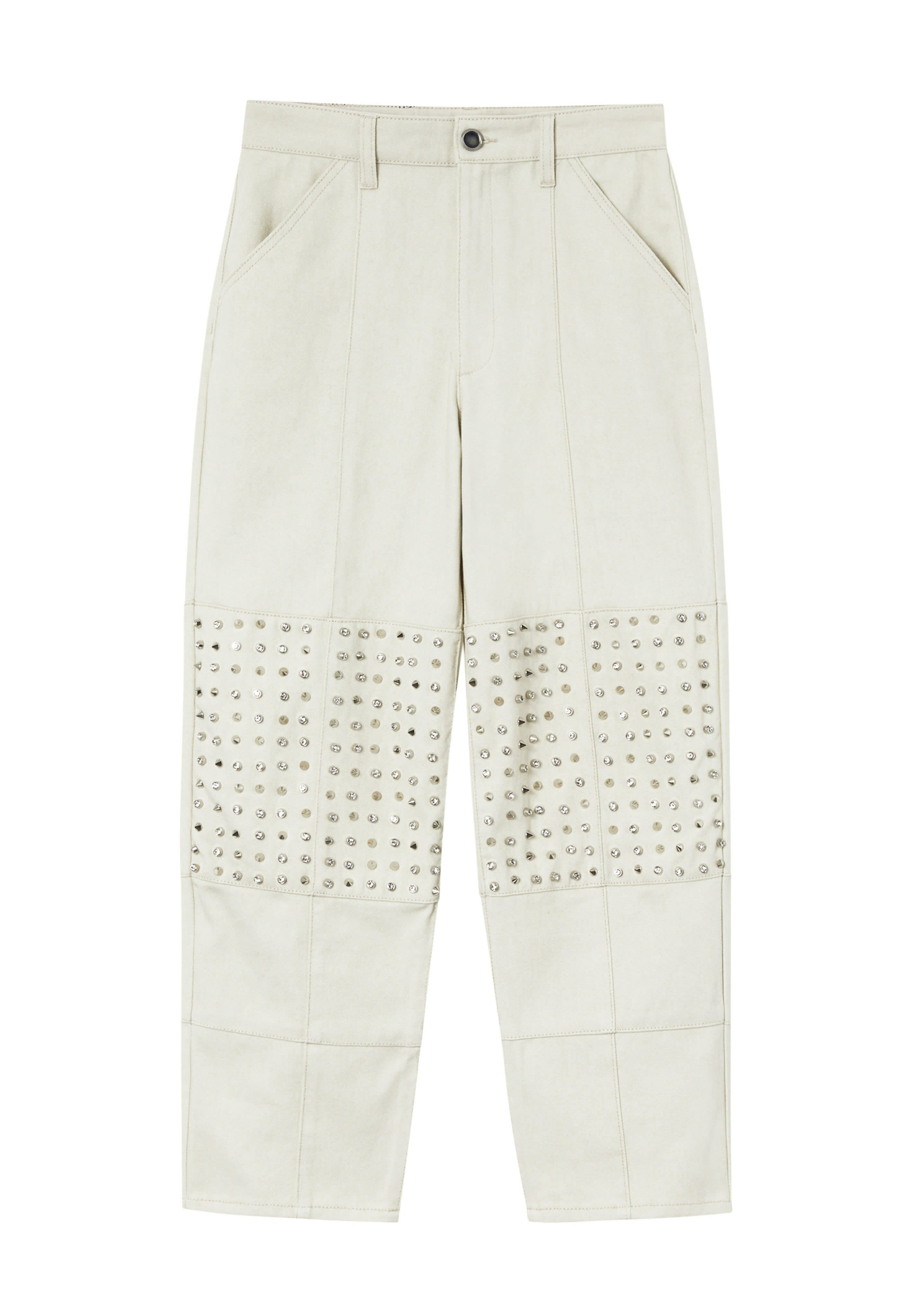 Helle beige Hosen mit einer glatten Textur, die an den unteren Vorderpaneelen silberne Nieten aufweisen. Enthält Fronttaschen und einen Knopfverschluss.