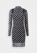 Langärmliges schwarzes Kleid mit weißen und roten Polka-Dots, hohem Kragen, ausgeschnittenen Schultern und einem leicht durchsichtigen Material.