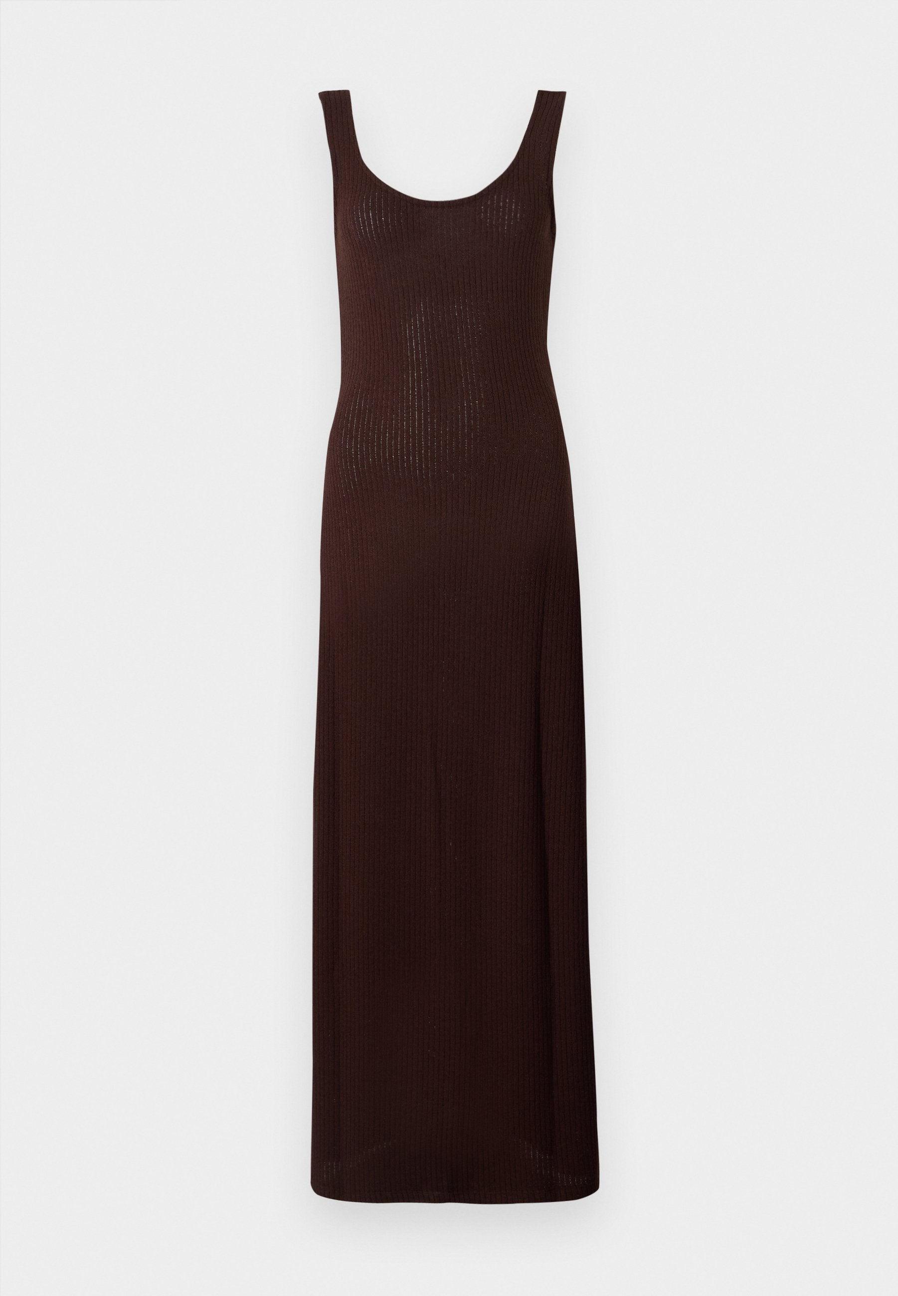 Braunes geripptes Maxikleid mit Rundhalsausschnitt und ärmellosem Design, das eine figurbetonte Silhouette und glatte Textur aufweist.