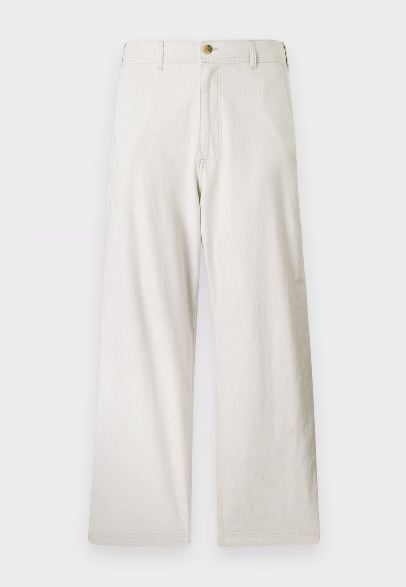 Beige weite Hose aus Baumwolle mit Reißverschluss und einem einzigen Knopfverschluss. Sie verfügt über Taschen vorne und hat eine strukturierte Stoffoberfläche.