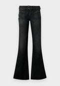 Schwarze, ausgestellte Jeans aus Denim mit zwei vorderen Knöpfen, Gesäßtaschen und kontrastierenden Nähten entlang der Nähte. Glatte Textur.