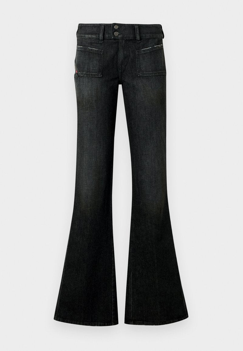 Schwarze, ausgestellte Jeans aus Denim mit zwei vorderen Knöpfen, Gesäßtaschen und kontrastierenden Nähten entlang der Nähte. Glatte Textur.