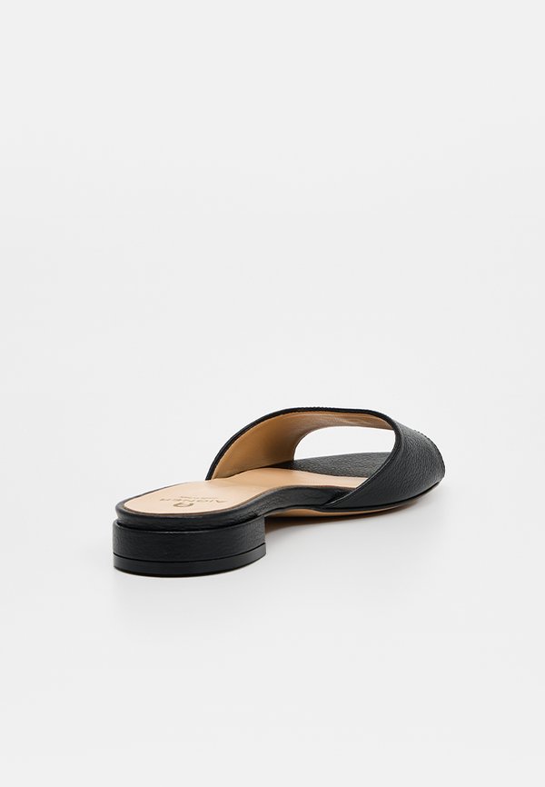 AIGNER LEONORA