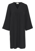 Schwarzes Kleid mit V-Ausschnitt, geplisstenDetails auf der Vorderseite und dreiviertellangen Ärmeln. Hergestellt aus einem glatten, leichten Material.