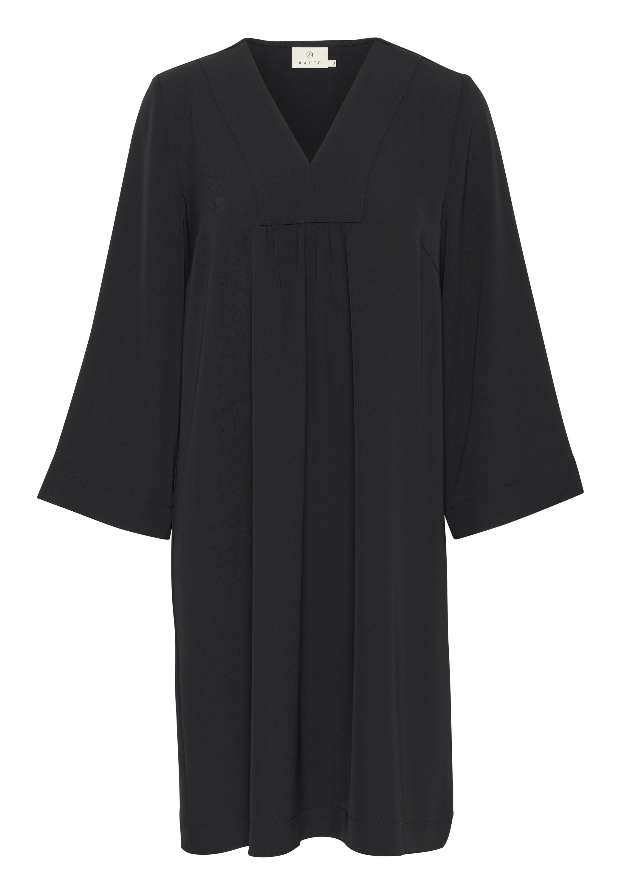 Schwarzes Kleid mit V-Ausschnitt, geplisstenDetails auf der Vorderseite und dreiviertellangen Ärmeln. Hergestellt aus einem glatten, leichten Material.