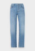 Hellblaue Denim-Jeans mit geradem Bein, Knopfverschluss, fünf Taschen und subtiler, verblasster Textur. Klassische Jeans-Silhouette.