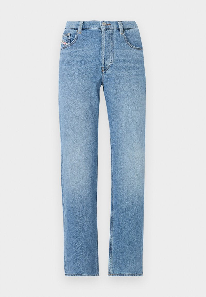 Hellblaue Denim-Jeans mit geradem Bein, Knopfverschluss, fünf Taschen und subtiler, verblasster Textur. Klassische Jeans-Silhouette.