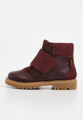Bordeauxfarbene Stiefeletten aus strukturiertem Leder und Wildleder, mit einem Klettverschluss und einer stabilen, profilierten Gummisohle.