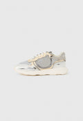 Silberner und hellbeiger Sneaker mit Mesh- und Metallic-Akzenten, zeichnend sich durch eine abgerundete Form, eine dicke Sohle und ein auffälliges Logodetail an der Seite aus.